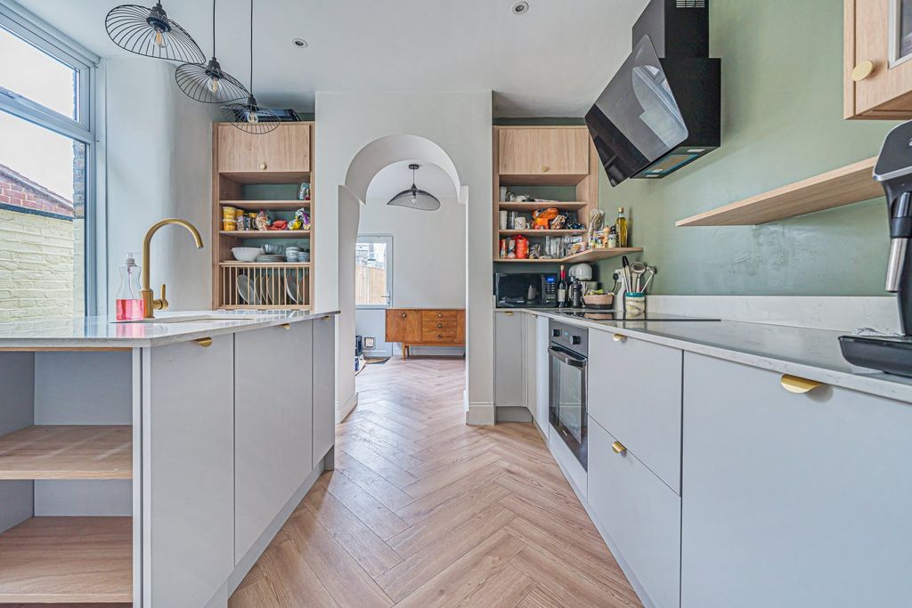 Property photo 3 of 15 Kitchen