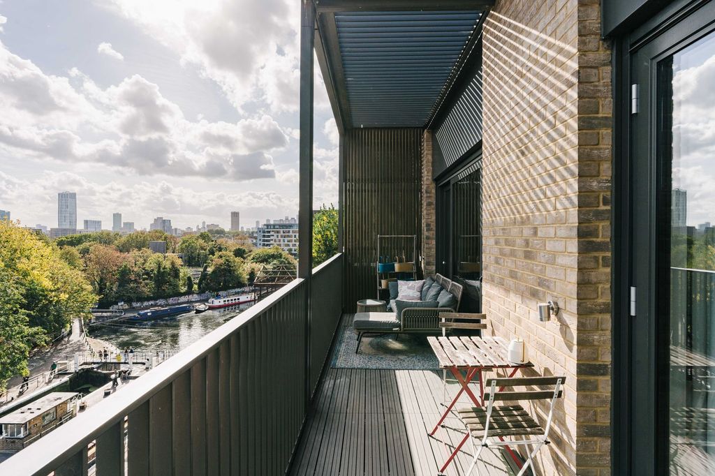 Property photo 2 of 15 Lorimer House E3