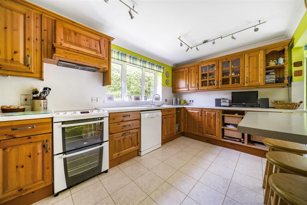 Property photo 3 of 19 10Cf Kitchen.Jpg