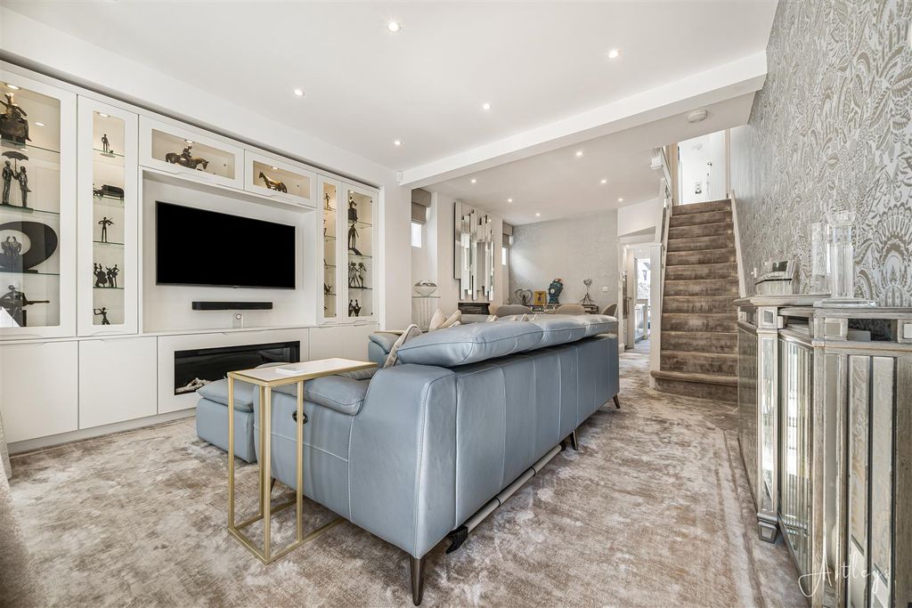 Property photo 2 of 27 Lounge/Dining Room