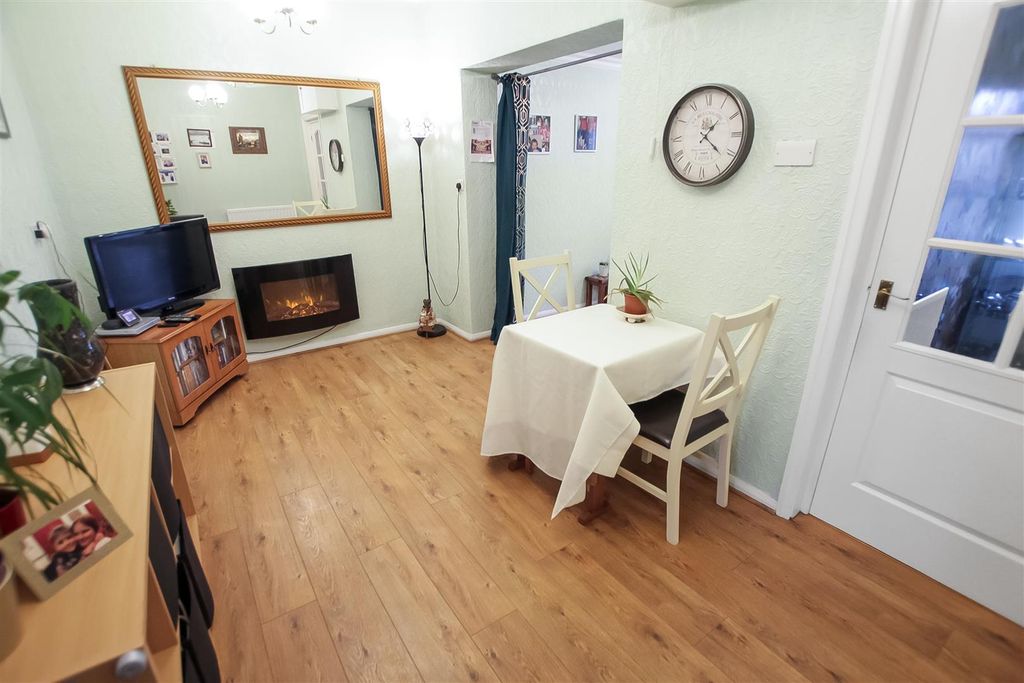 Property photo 3 of 12 Lounge