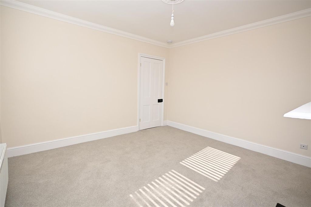 Property photo 3 of 11 Lounge