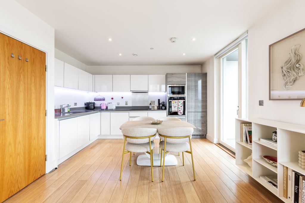 Property photo 3 of 32