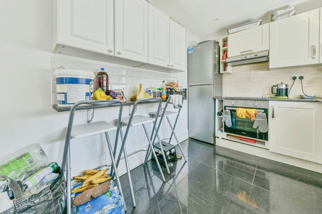 Property photo 3 of 18 Kitchen 2