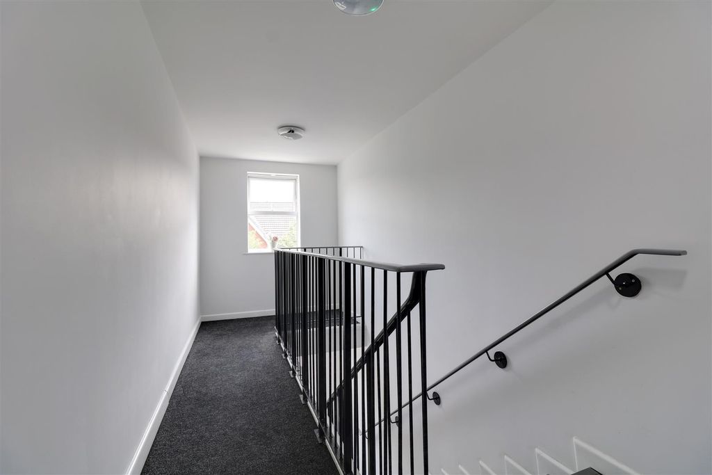 Property photo 3 of 14 Landing.Jpg