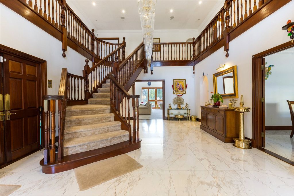 Property photo 3 of 21 Entrance Hall