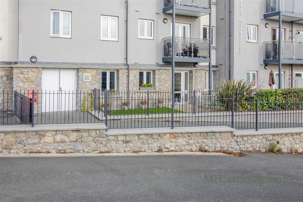 Property photo 2 of 20 8703582-Exterior10.Jpg