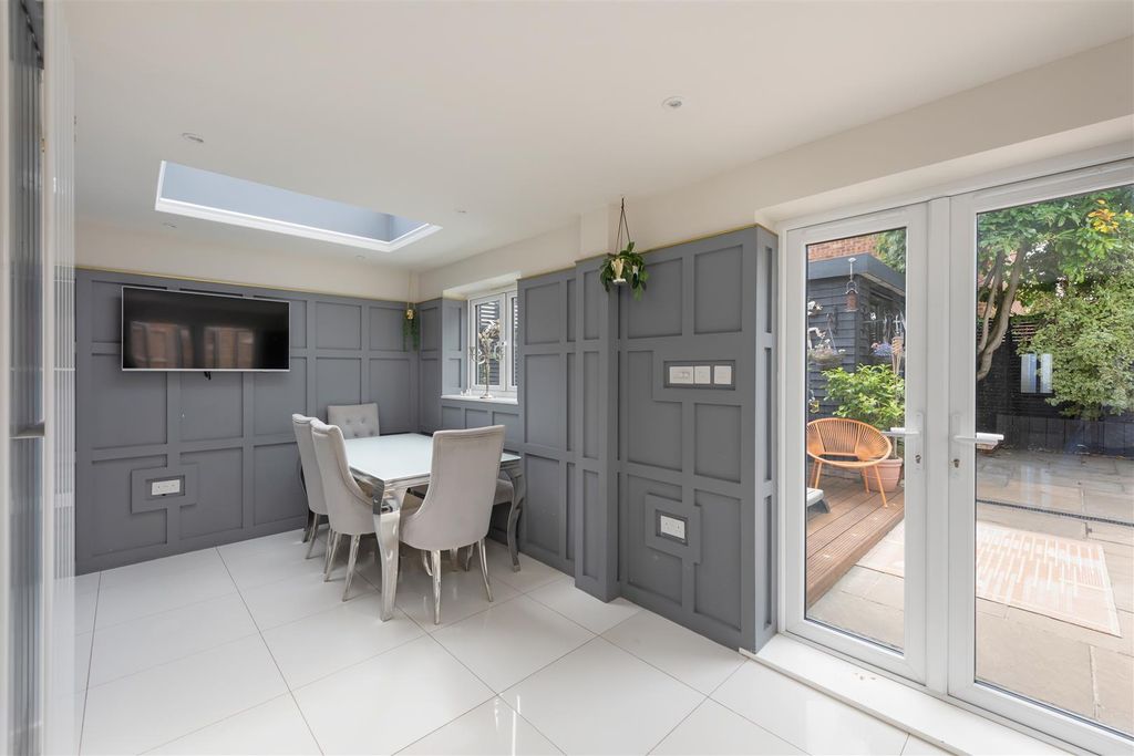 Property photo 3 of 18 Halford Close, Broomfield, Herne Ba