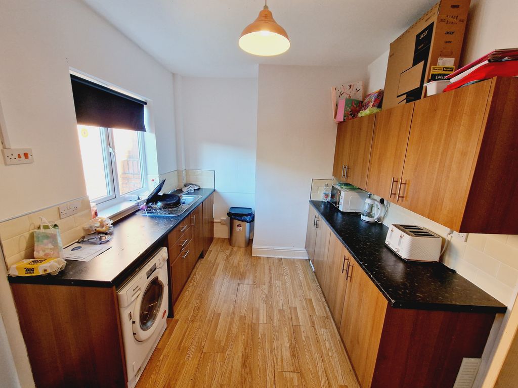 Property photo 3 of 10 Kitchen
