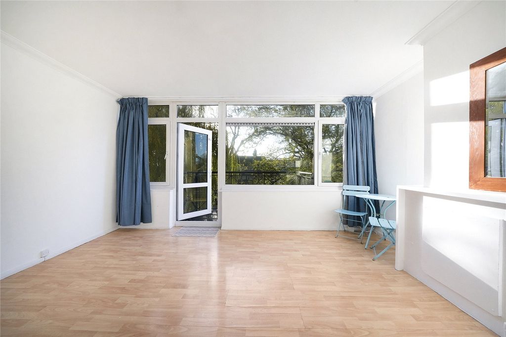 Property photo 2 of 18 Picture No. 11