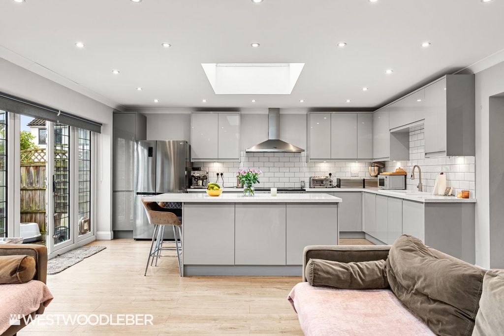 Property photo 3 of 30 Beverlyclose_9.Jpg