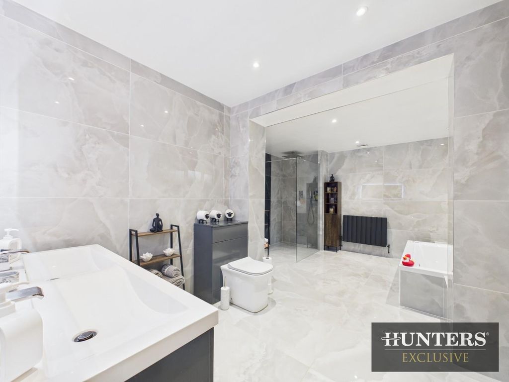 Property photo 3 of 27 Bathroom