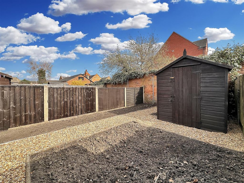 Property photo 3 of 14 Low-Maintenance Garden 418