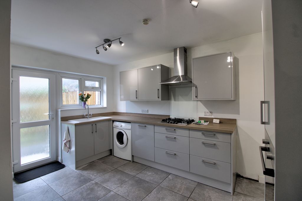 Property photo 2 of 16 Img_1663_4_5_Interior 4