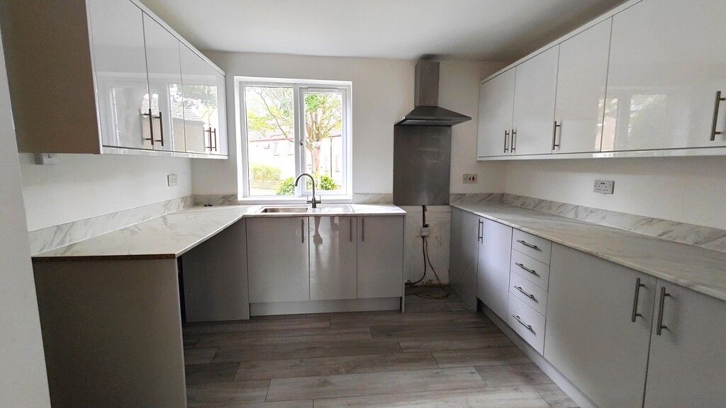 Property photo 3 of 16 Kitchen