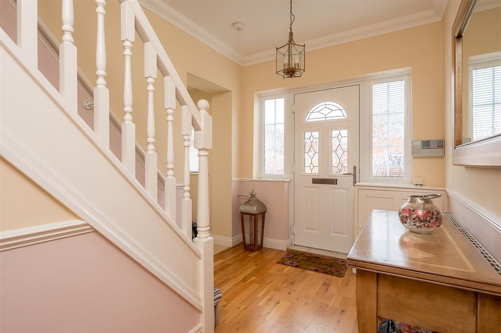 Property photo 2 of 18 Hallway