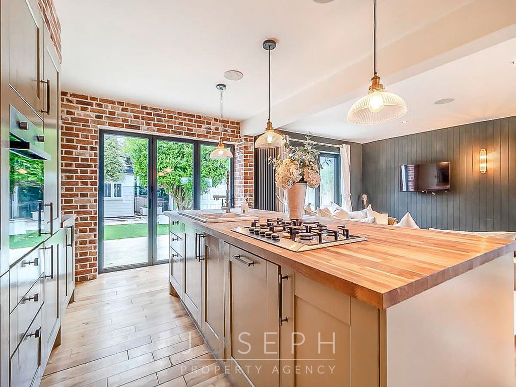 Property photo 3 of 24