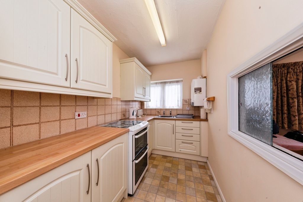 Property photo 3 of 10 Kitchen
