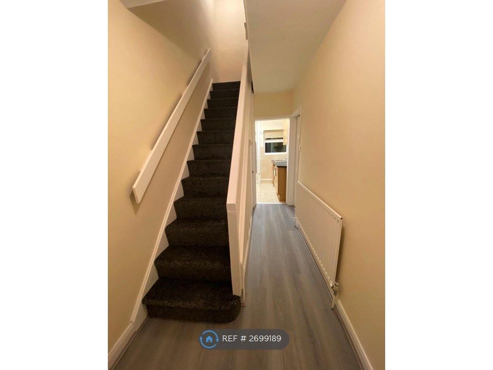 Property photo 2 of 17 Entrance Hall