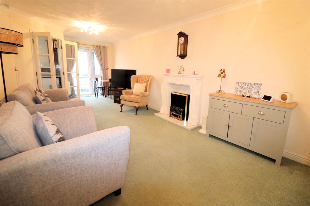 Property photo 3 of 12 Lounge