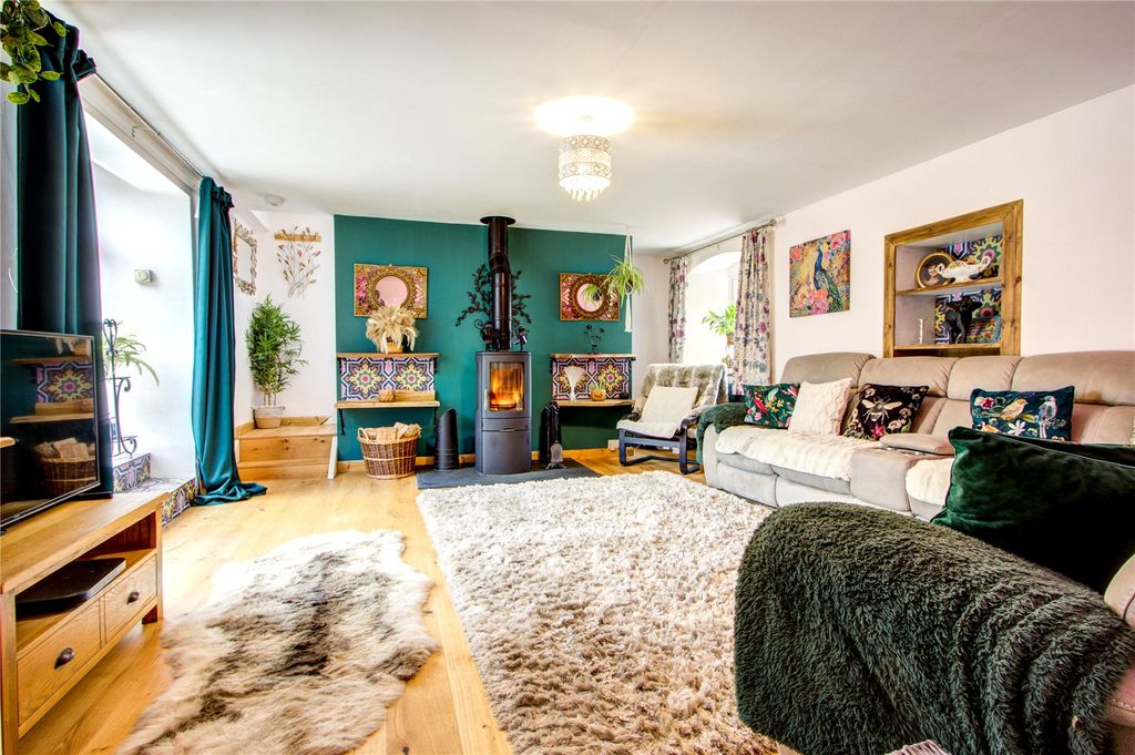 Property photo 2 of 46 Sitting Room