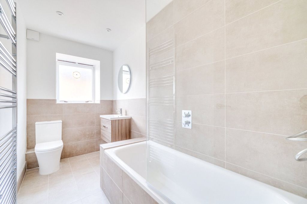 Property photo 2 of 10 Bathroom