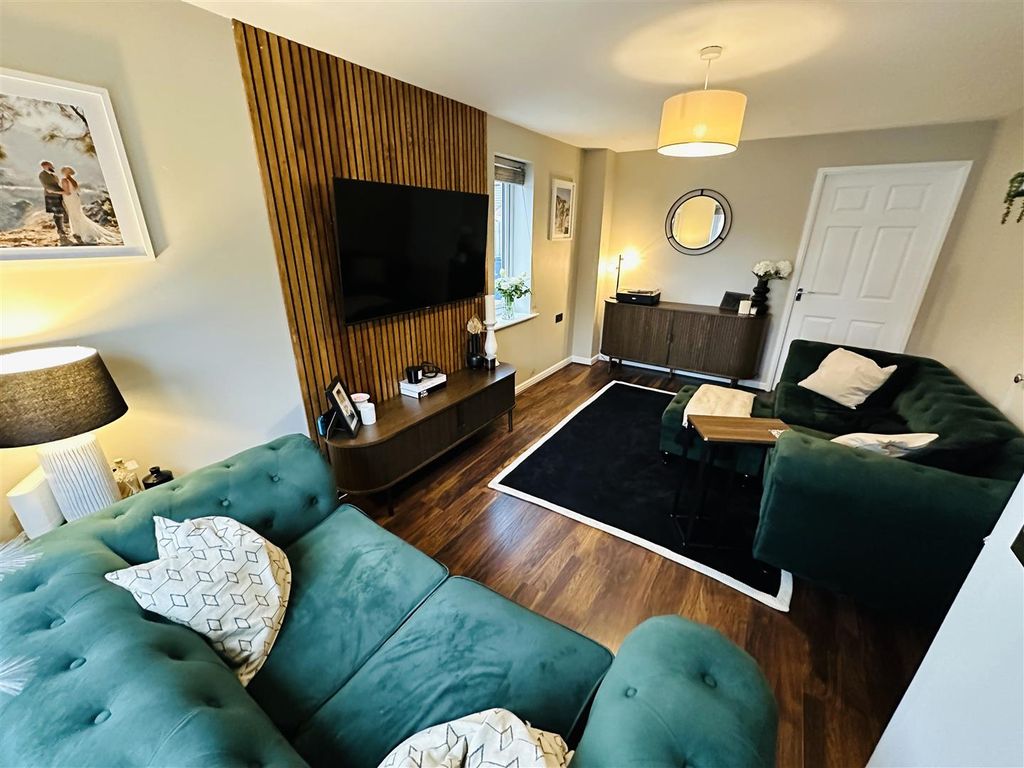 Property photo 2 of 16 Lounge