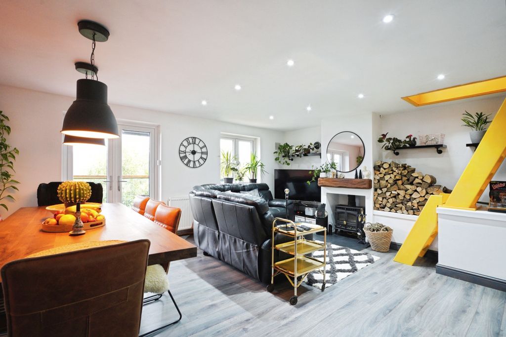 Property photo 3 of 20 Living / Dining Room