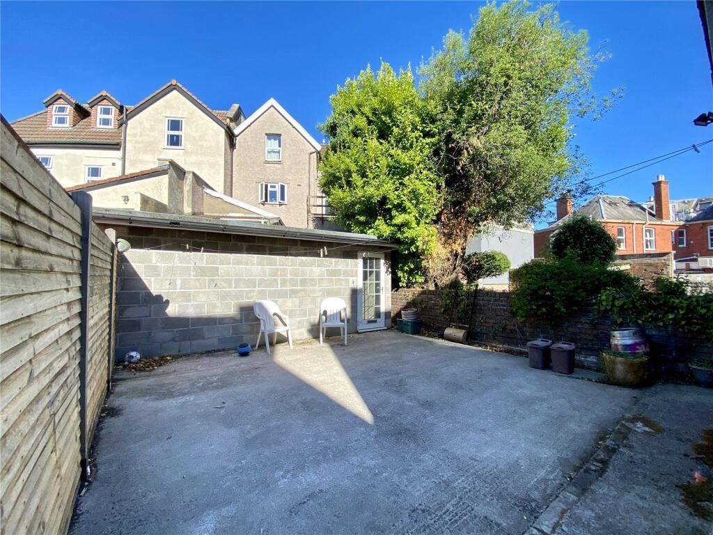 Property photo 2 of 15 A Well-Maintained Garden Area With Ample Sunlight,...