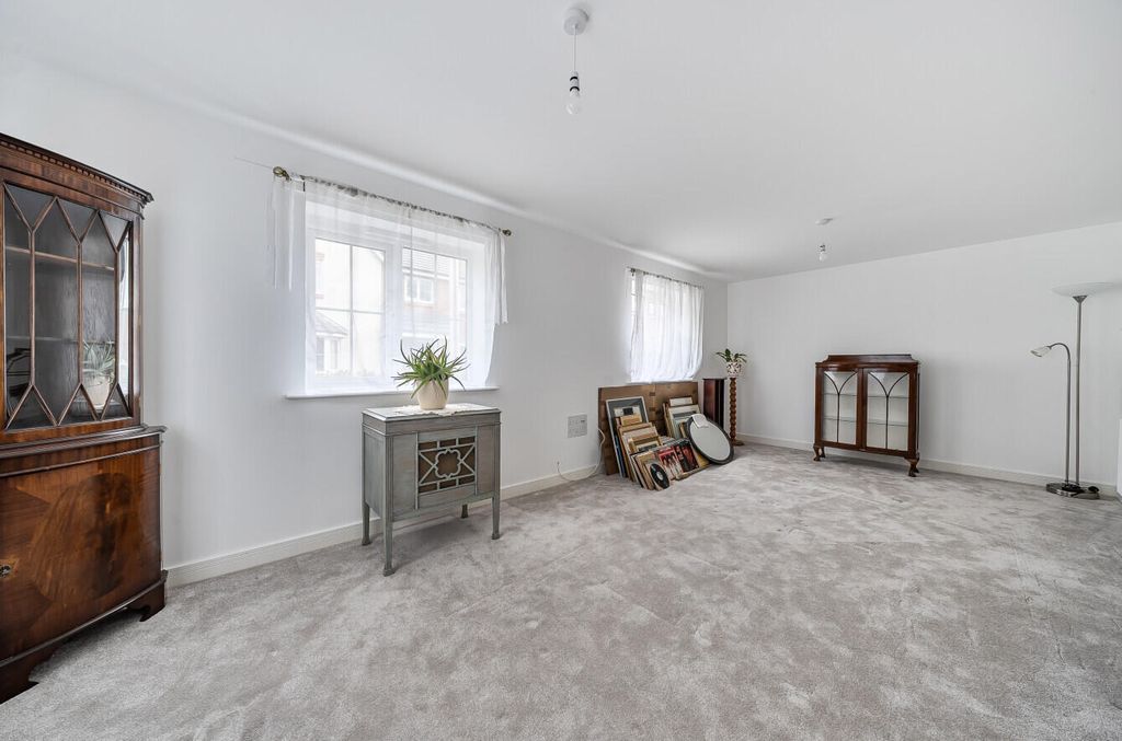 Property photo 3 of 19 Living Room