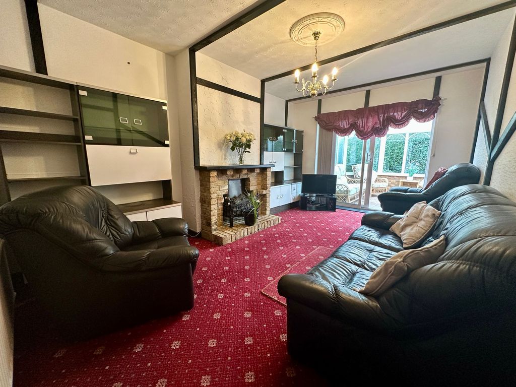 Property photo 3 of 15 Lounge