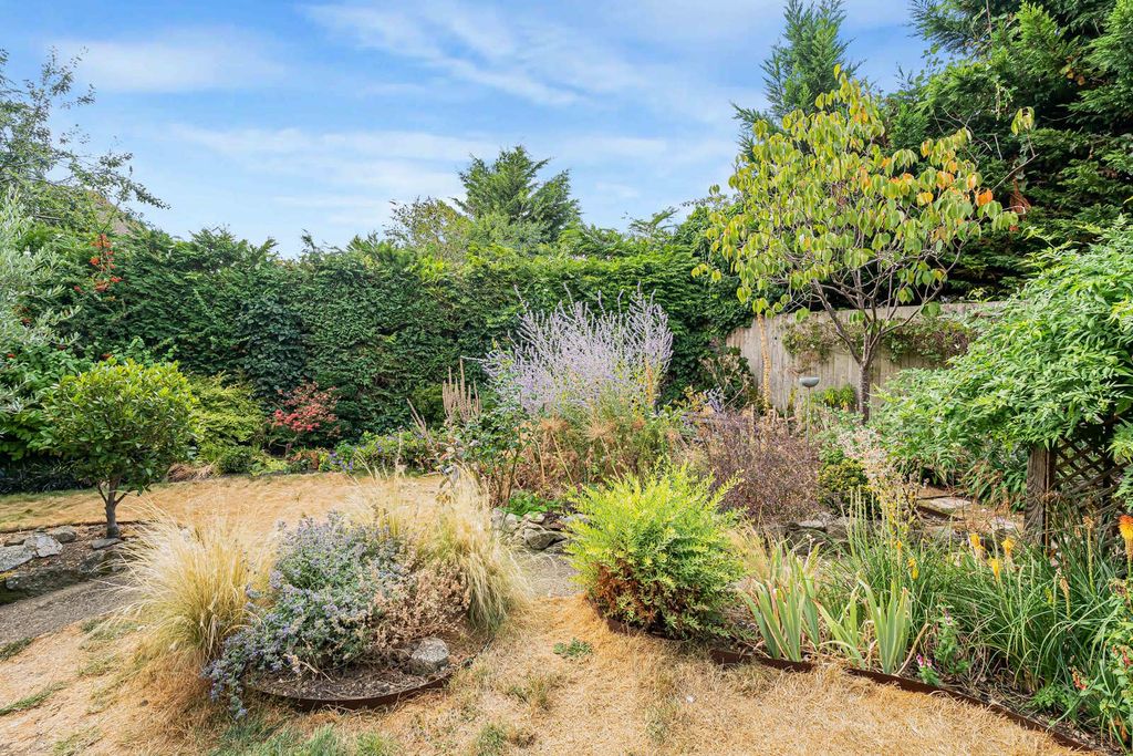 Property photo 2 of 15 Garden