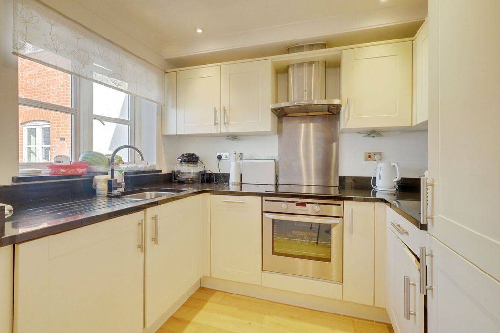 Additional image 5 of 2 bed flat for saleHigh Street, Benfleet SS7