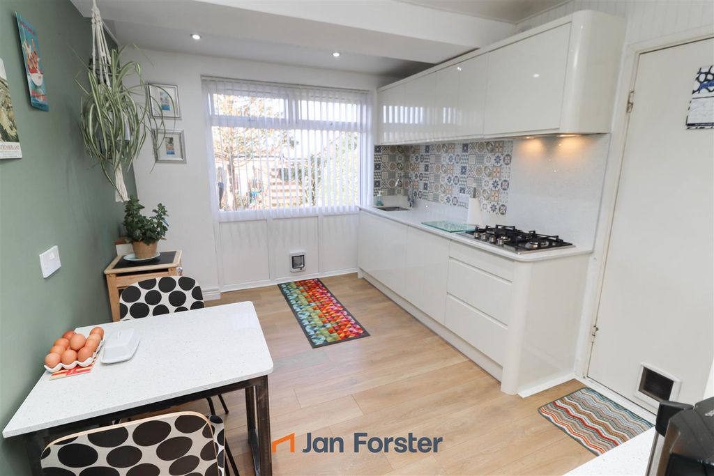 Property photo 3 of 17 Kitchen