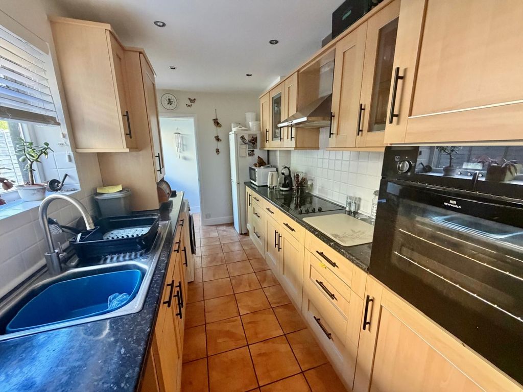 Property photo 3 of 10 Kitchen