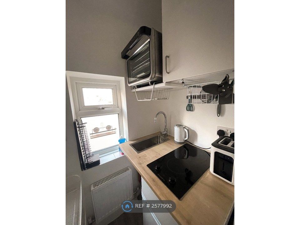 Property photo 3 of 10 Kitchenette