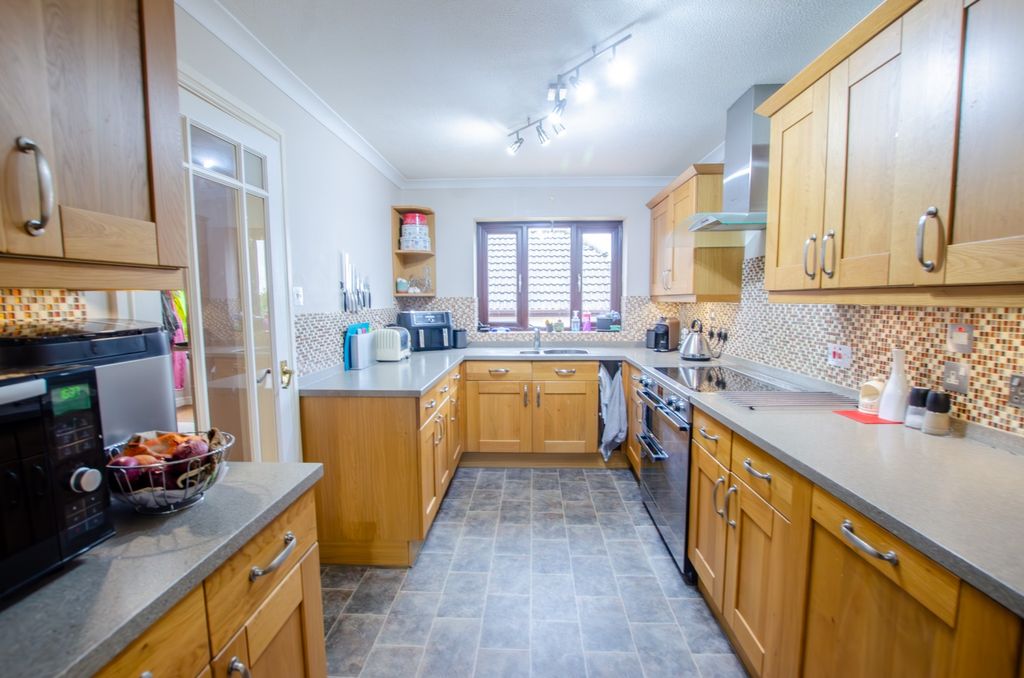 Property photo 3 of 12 3 Roseland Gardens Tps Bodmin 01208 74182-13