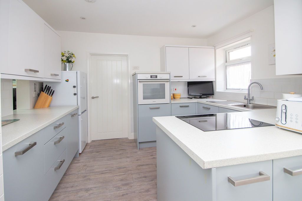 Property photo 3 of 18 Kitchen
