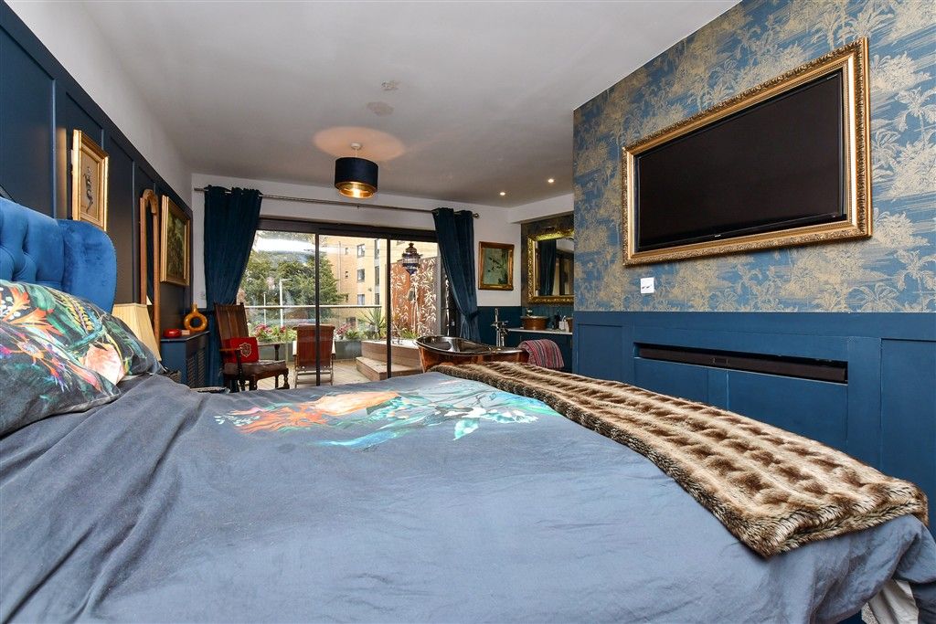 Property photo 1 of 17 Bedroom 1