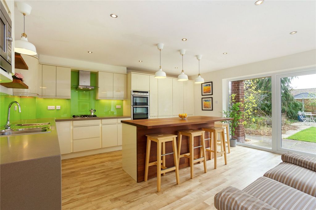 Property photo 2 of 13 Kitchen/Breakfast