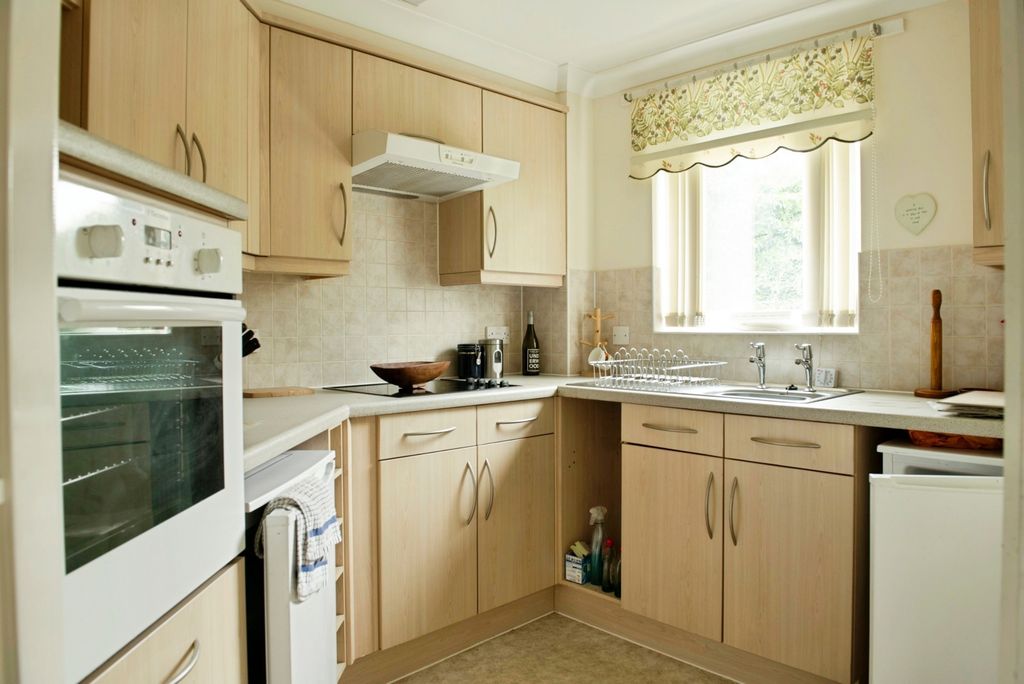 Property photo 3 of 20 Kitchen