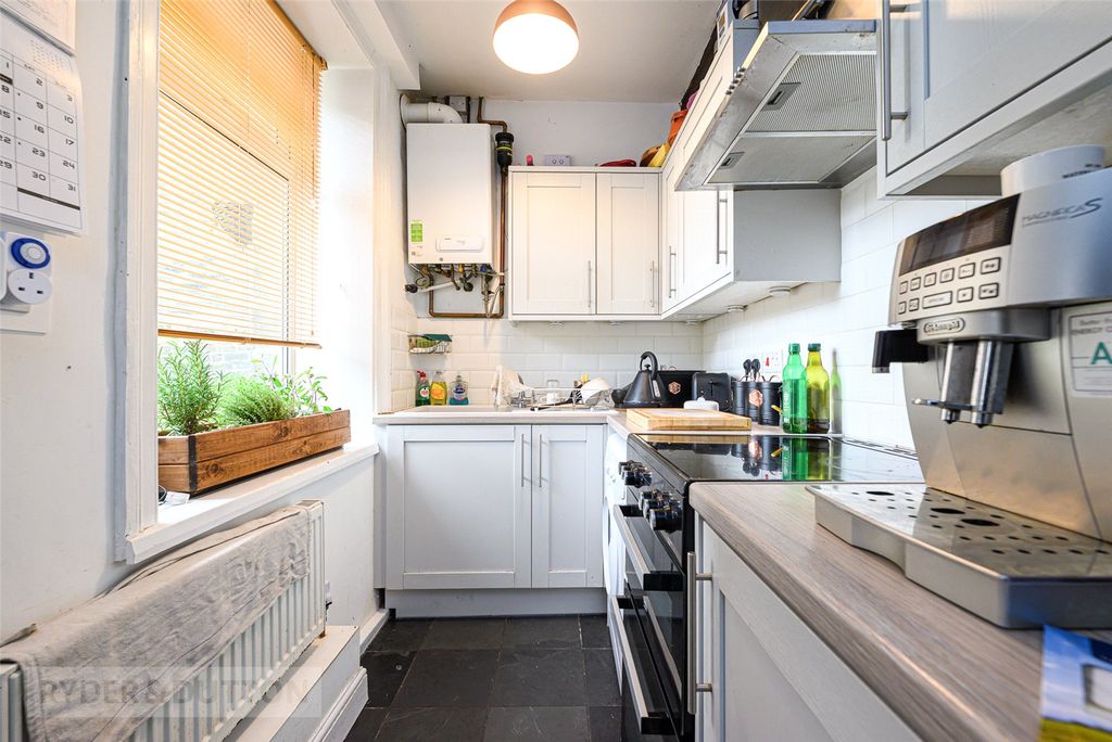 Property photo 2 of 11 Kitchen