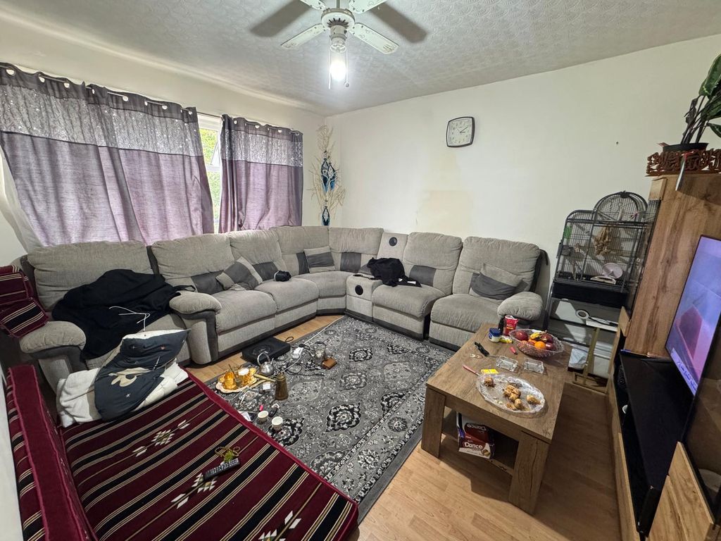 Property photo 3 of 11 Living Room 2