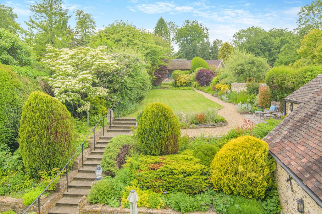 Property photo 3 of 27 Gardens