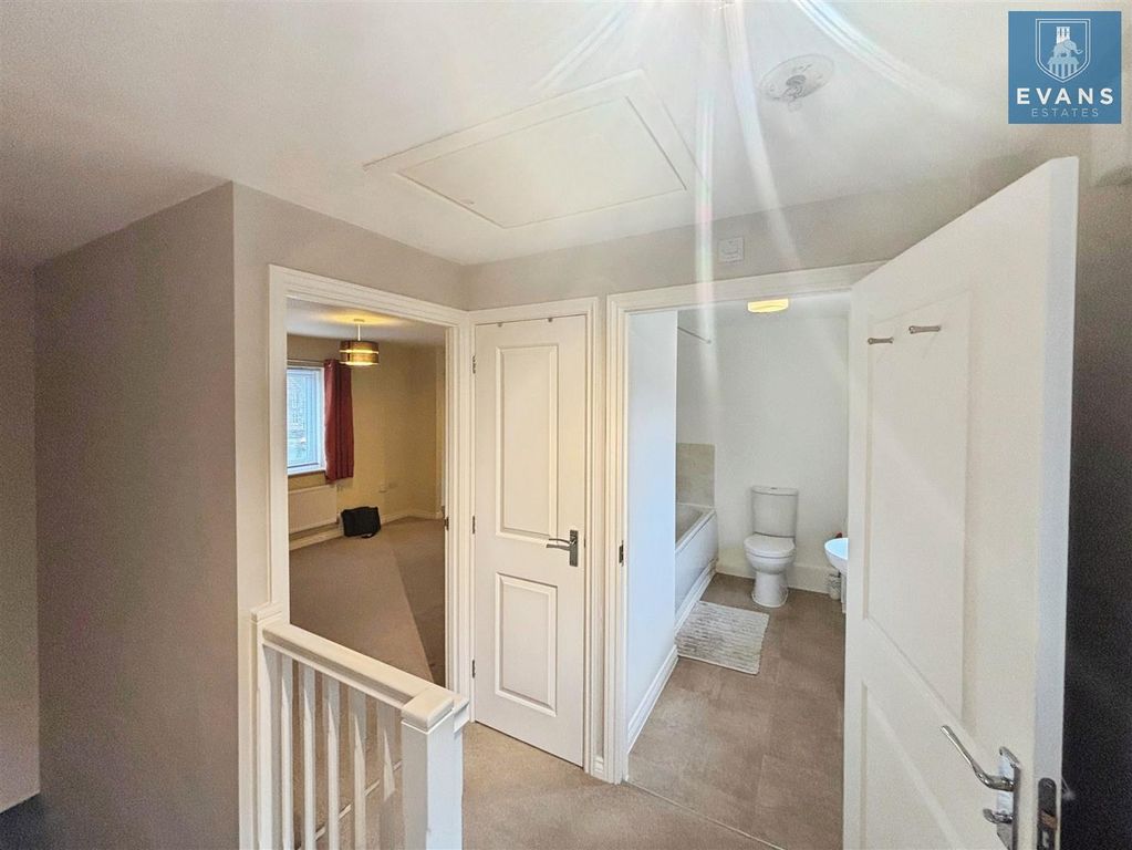 Property photo 3 of 10 Landing