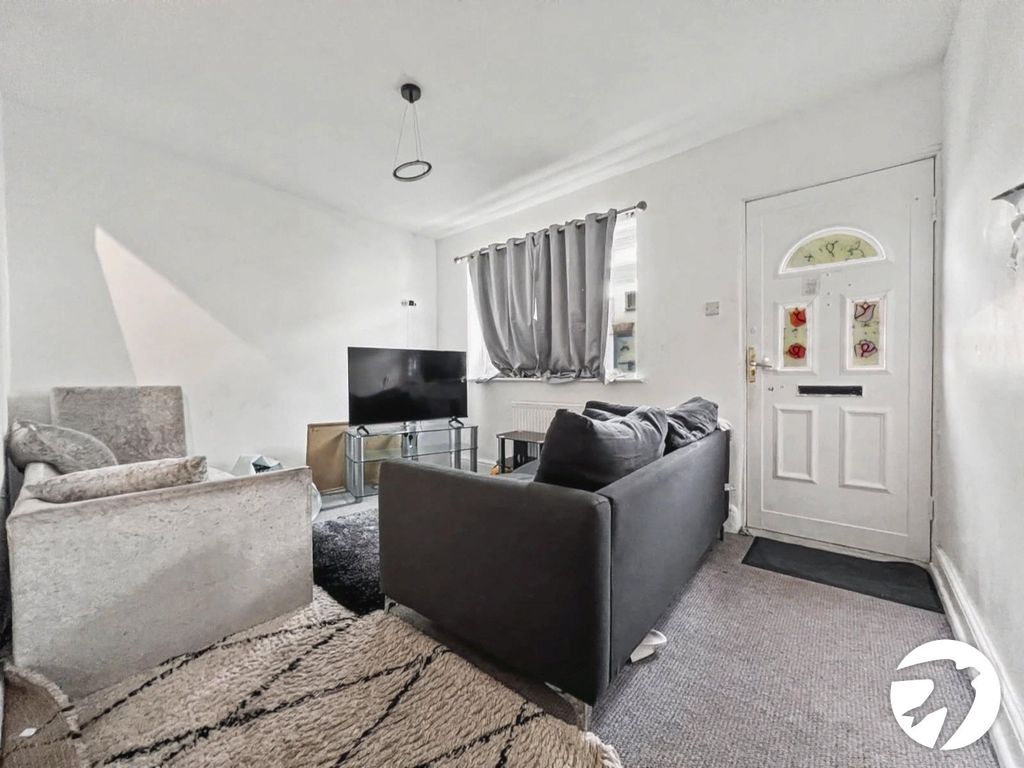 Property photo 2 of 11 Lounge