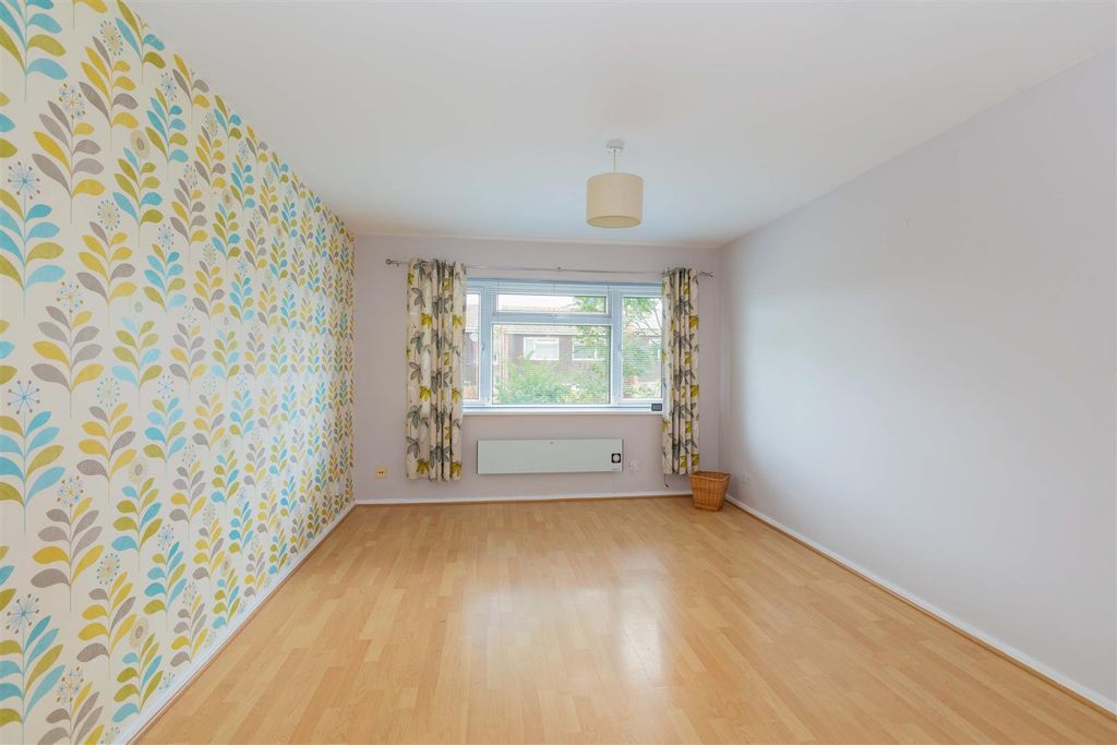 Property photo 2 of 13 25 Suffolk Close-8.Jpg