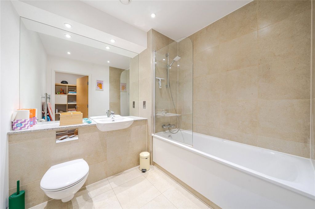 Property photo 3 of 19 Bathroom