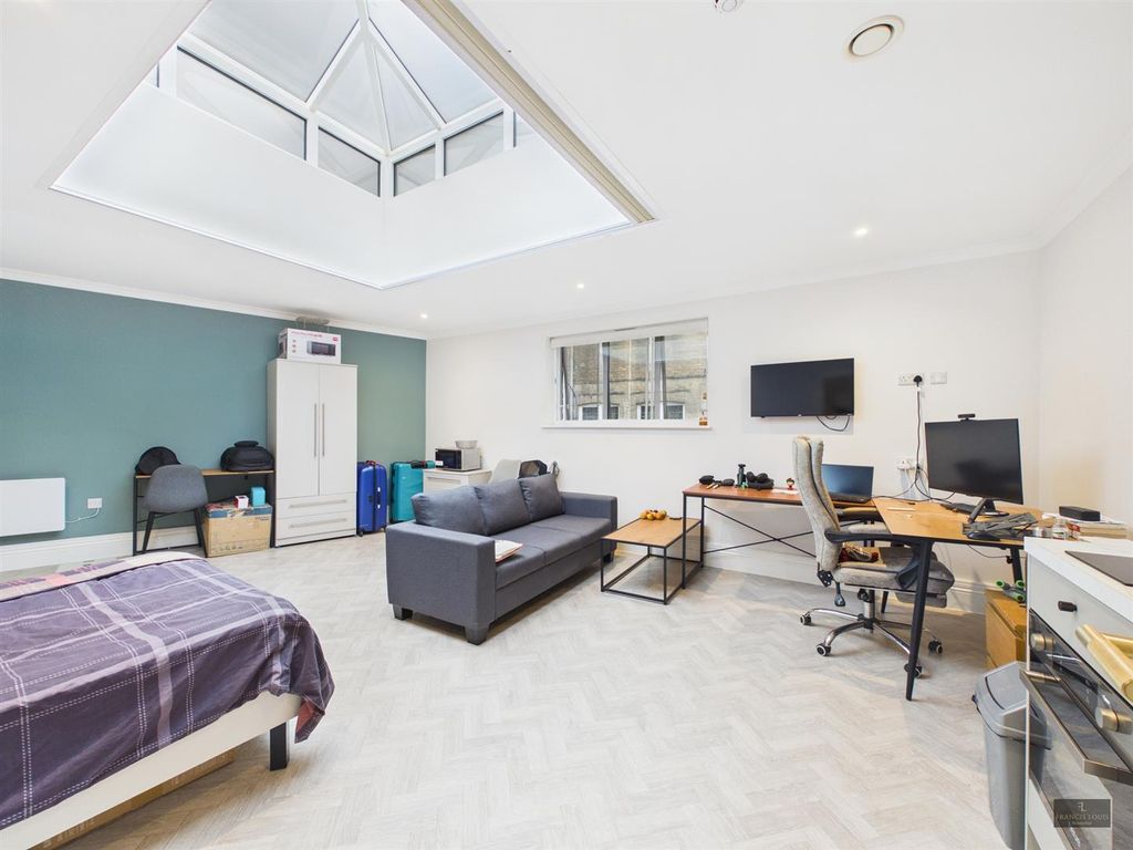 Property photo 1 of 18 Cam02887G0-Pr0609-Still013.Jpg