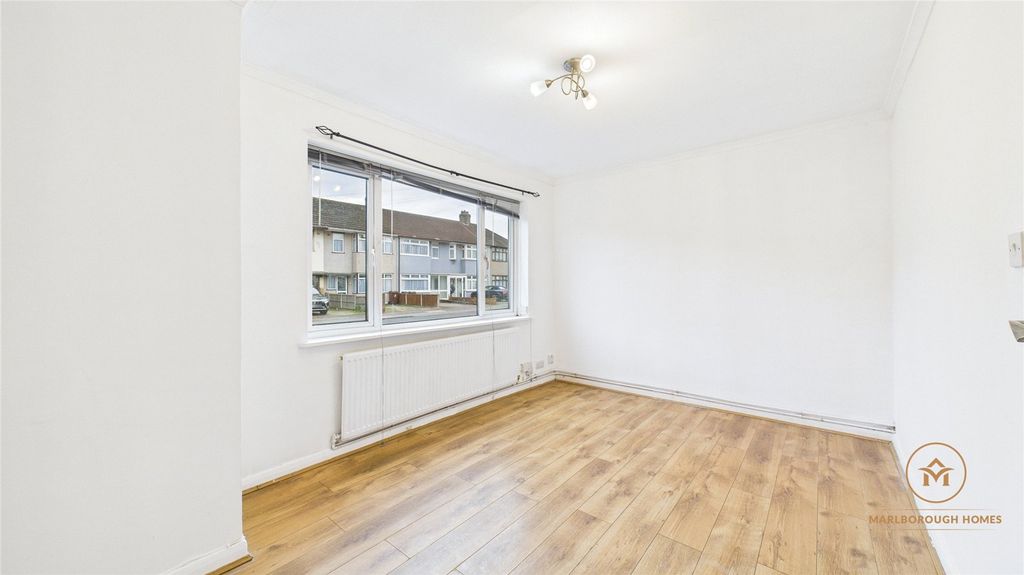 Property photo 3 of 12 Dagenham Rm10